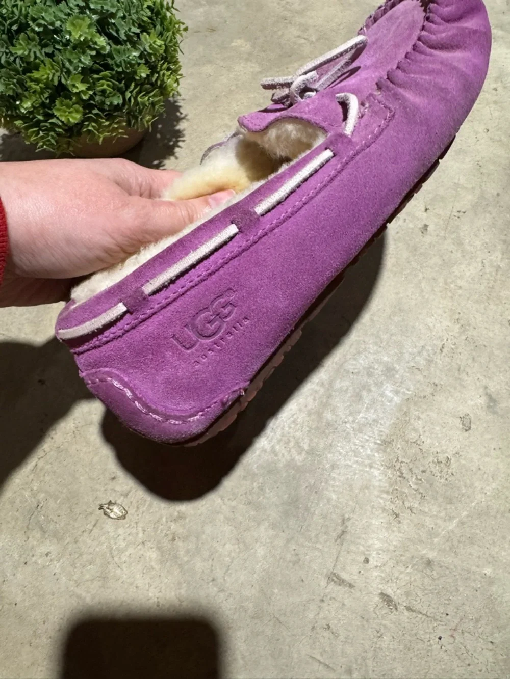 UGG Dakota Slippers Gurls Size 2 Purple Pink Leather Shearling Cozy Comfy Winter